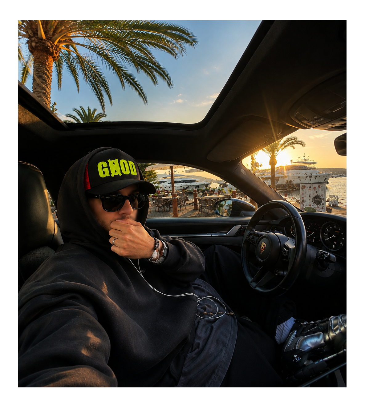 Casquette snapback trucker noir / rouge - photo GOODGOD Paris